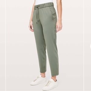 Lululemon On The Fly 27” pants in Grey Sage